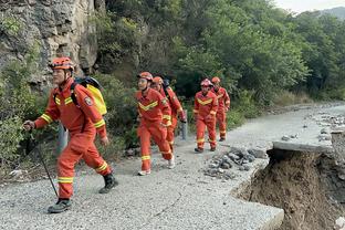 每体：巴萨冬窗想免签两个中场，分别是27岁格巴明和32岁吉拉沃吉